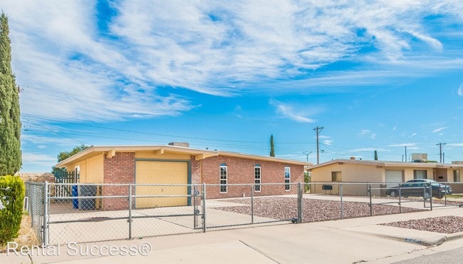 Building Photo - 944 Mallett St