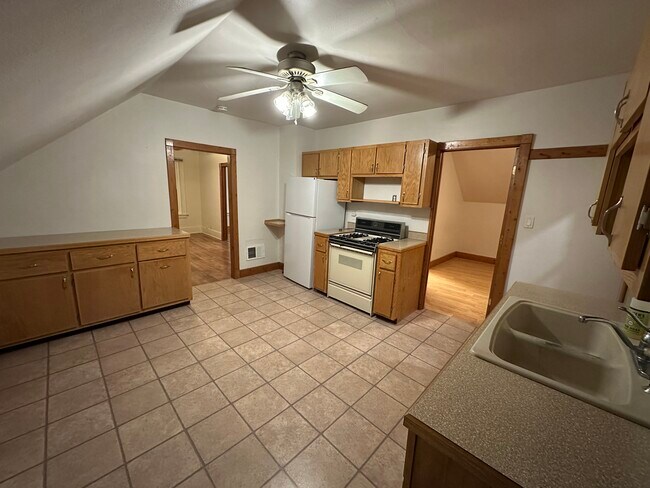 Cocina - 1032 Broadway Ave