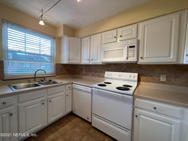 Building Photo - 4915 Baymeadows Rd