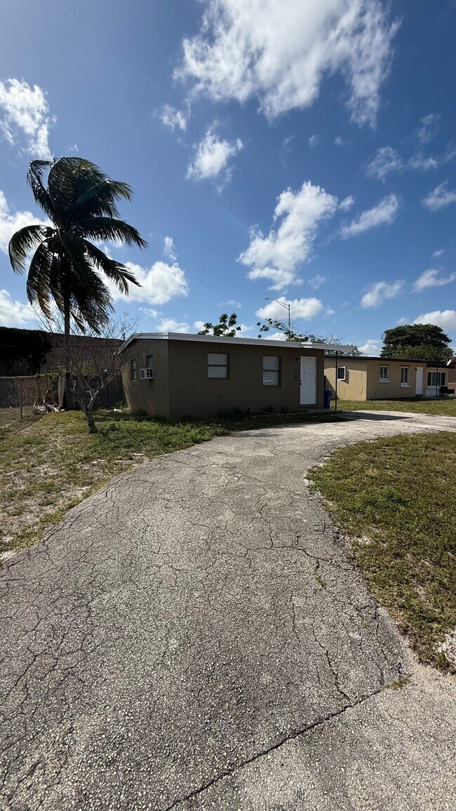 Building Photo - 1708 Lauderdale Manor Dr