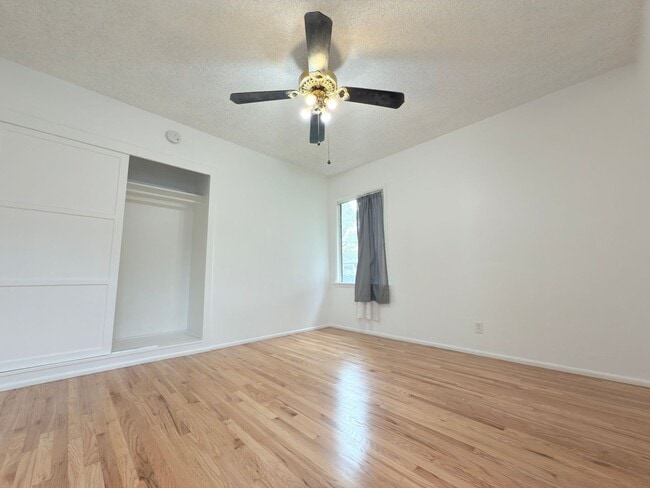 Building Photo - Beautiful 3 bedroom + 2 bath property in L...