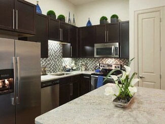 Building Photo - 800 E 15th St