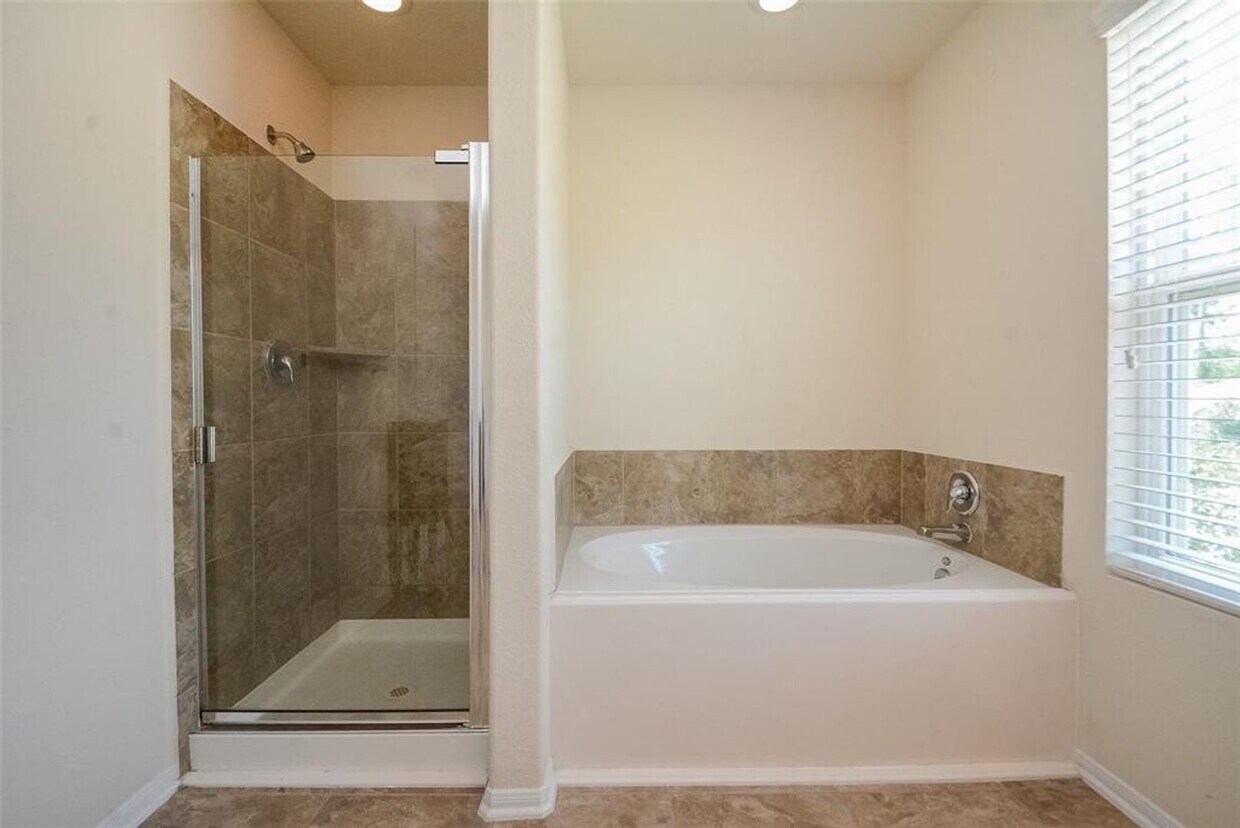 Foto principal - Beautiful stone front 2 story home in the ...