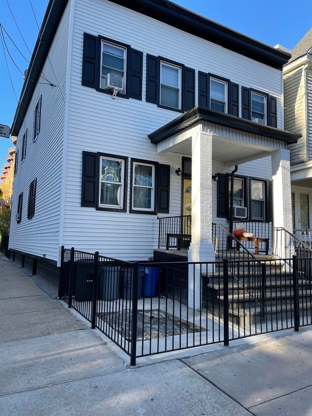 Primary Photo - 107 Magnolia Ave