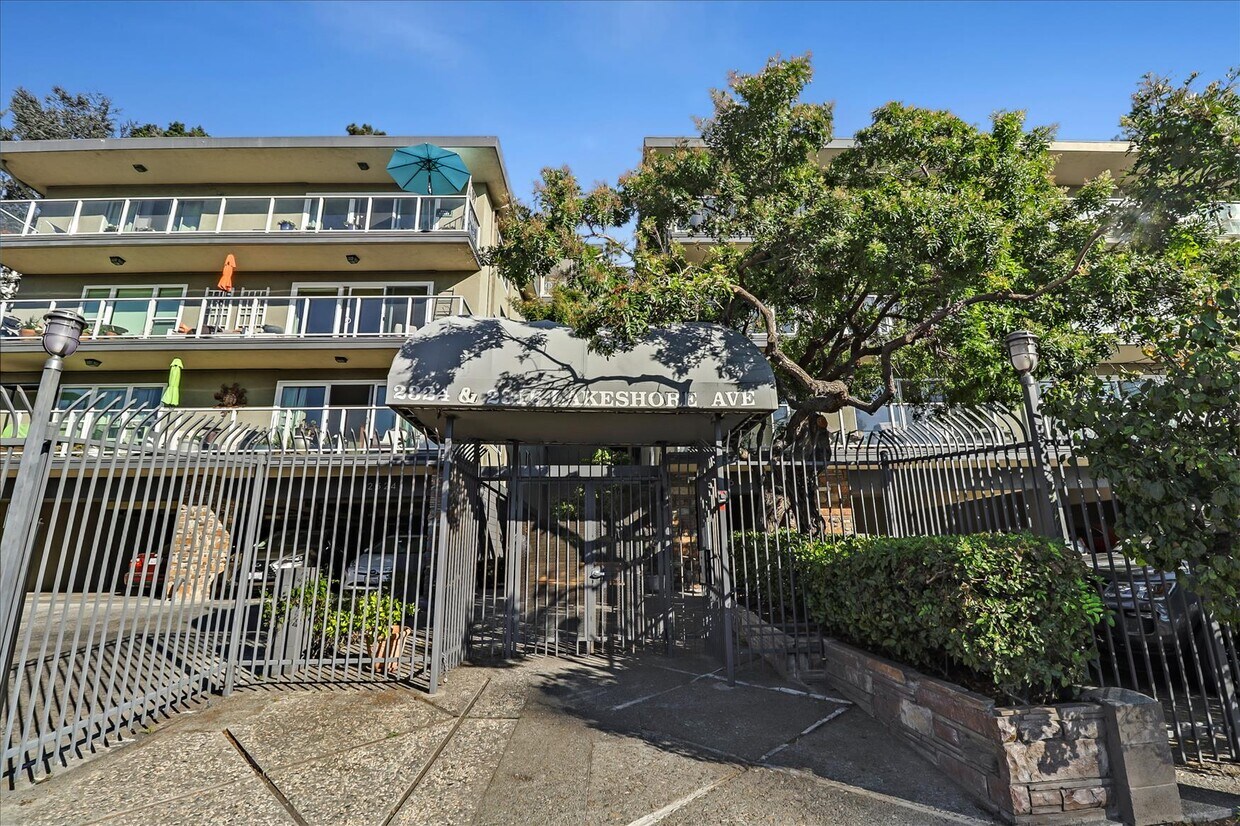Primary Photo - 2316 Lakeshore Ave