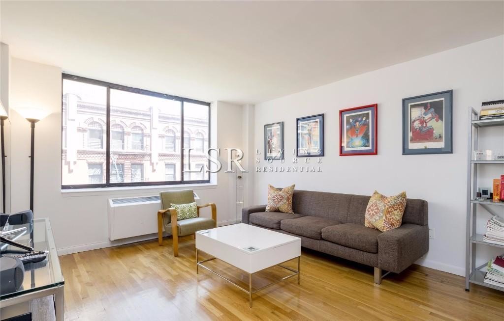 Primary Photo - 121 Reade St