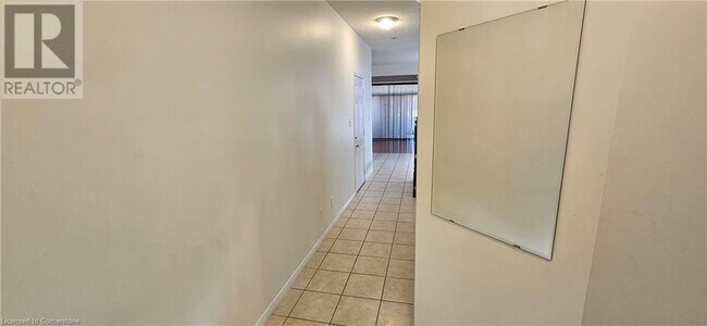 Building Photo - 456 Beaumont Cres