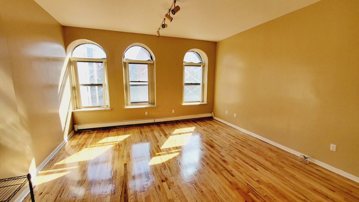 Foto principal - 241 W 122nd St