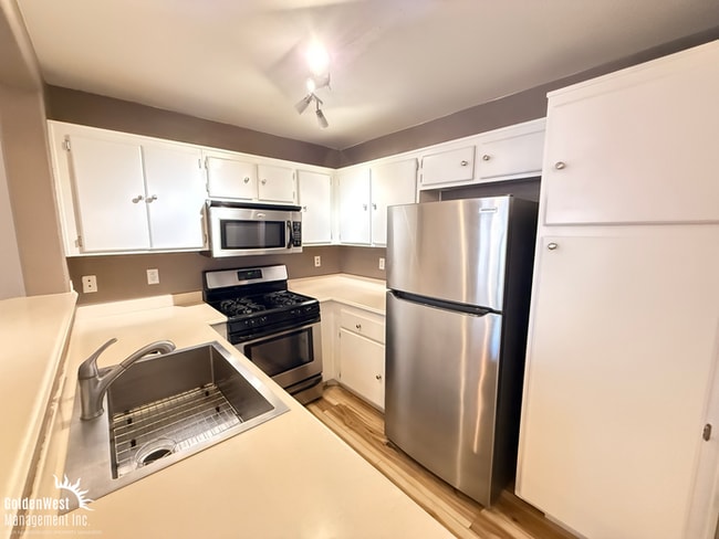 Building Photo - Beautifully Maintained 2Bdm 2Ba Two-story ...