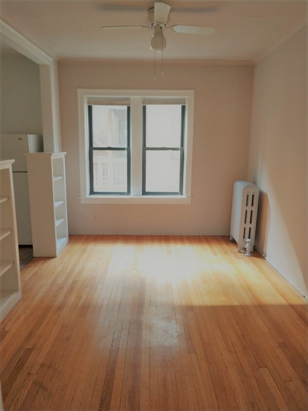 Primary Photo - 1323 W Estes Ave