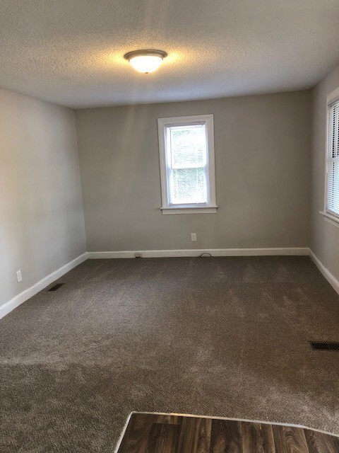Building Photo - One Bedroom House with a study right off o...