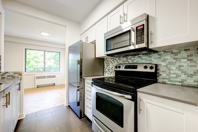 Building Photo - 4555 Av. Bonavista