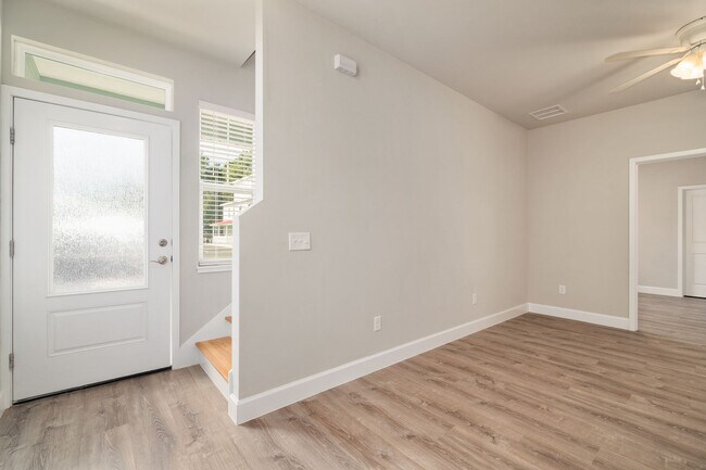 Foto del edificio - EARLY LEASING FOR FALL 2026 IS NOW OPEN!