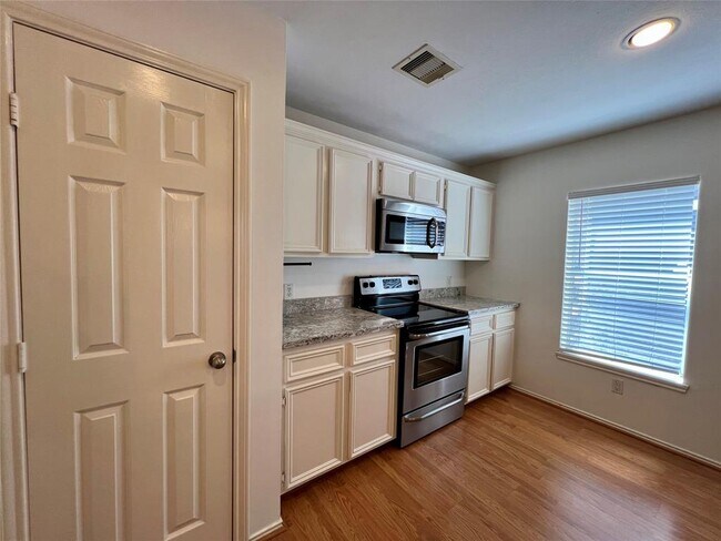 Building Photo - 7035 Woodridge Square Dr
