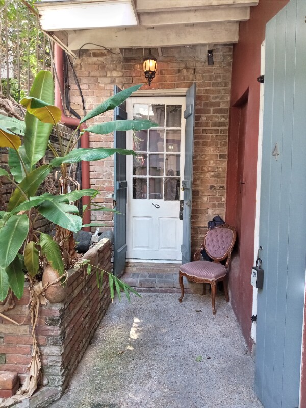 Building Photo - 421 Burgundy St