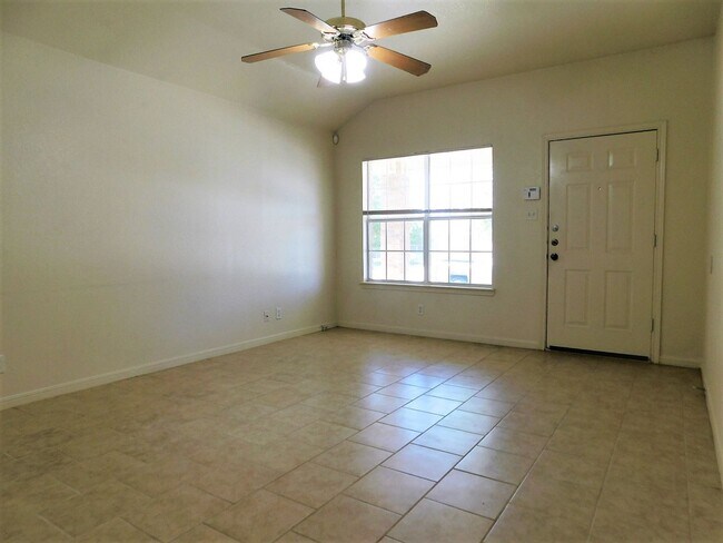 Building Photo - 1301 Cinch Dr