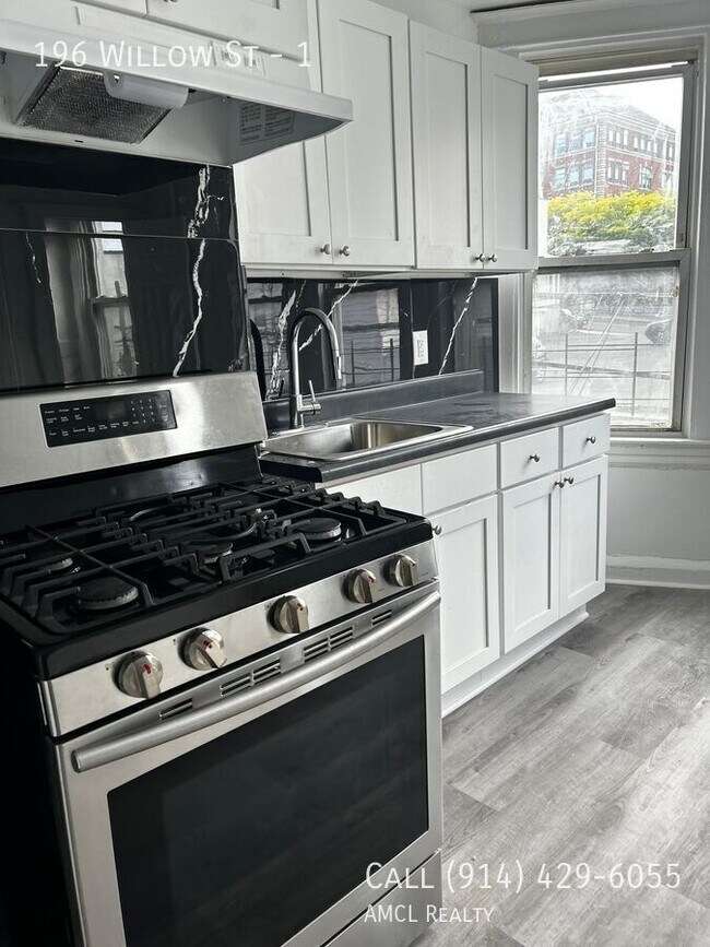 Building Photo - 196 Willow St