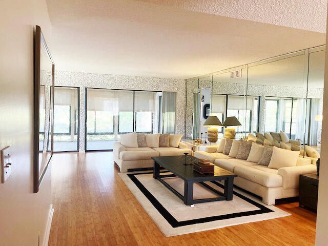 Foto del edificio - 5750 Fairway Park Ct