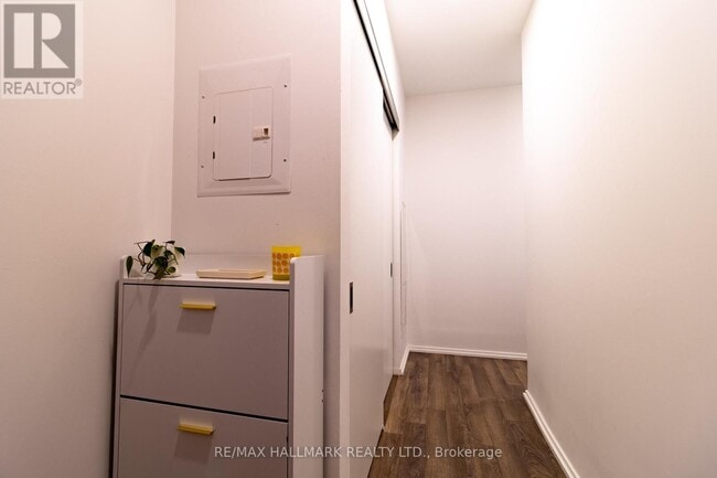 Building Photo - 197 Yonge St