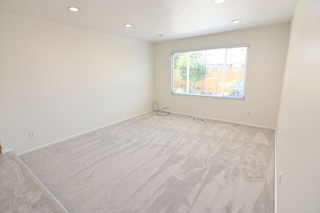 Foto del edificio - 5659 Lathrop Dr