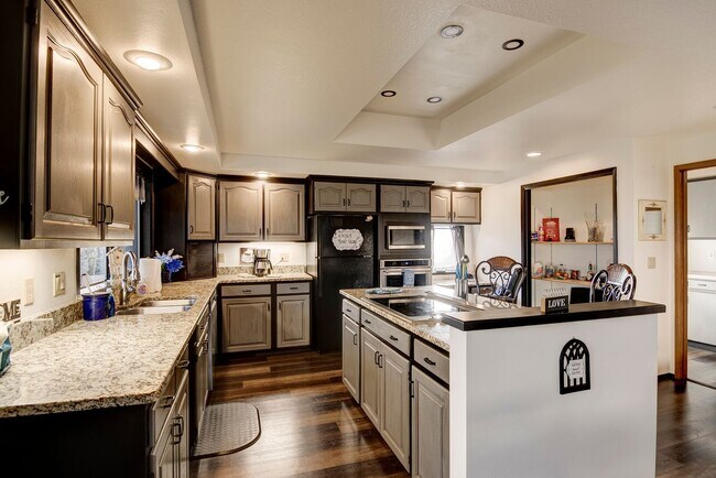 Foto del edificio - 3 Bedroom 2.5 bathroom spacious home with views of marina and downtown Oak Harbor