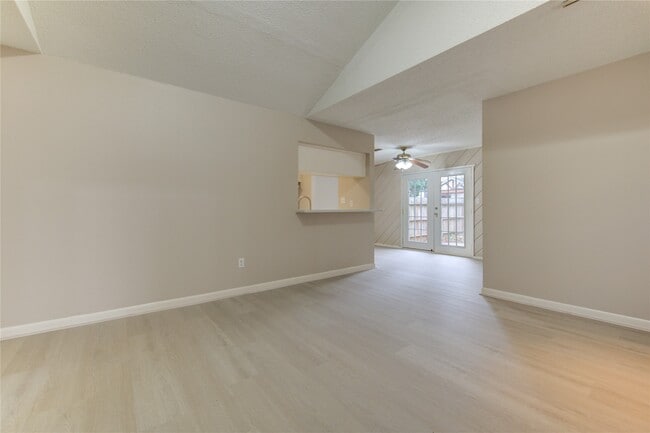 Building Photo - 212 Quaker Dr