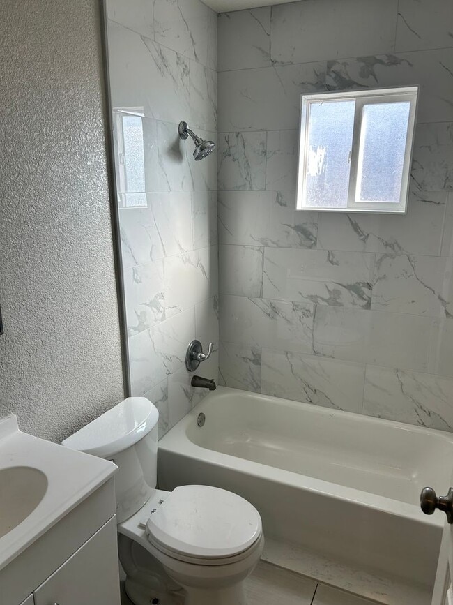 Building Photo - 2 Bedroom/1 Bath Home Stockton Ca