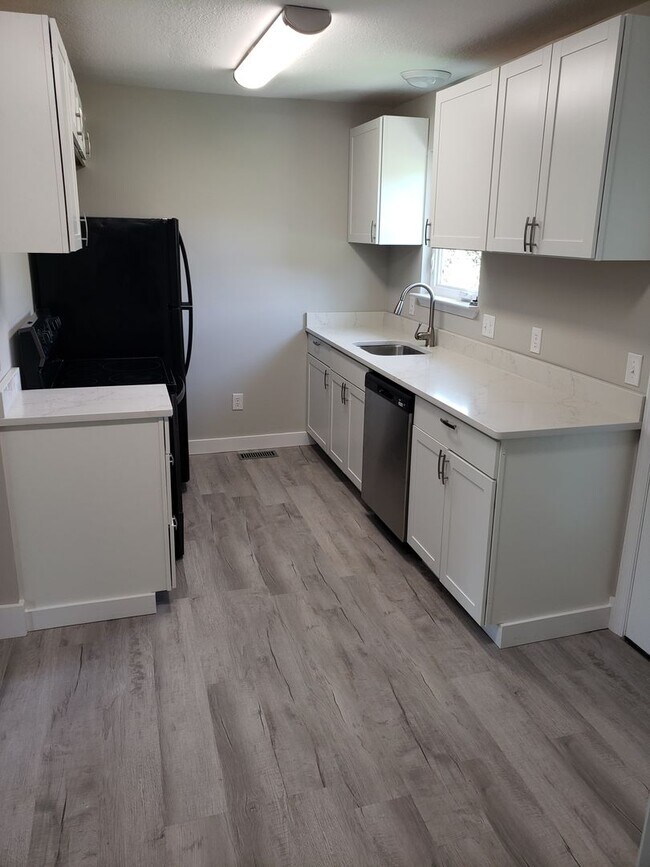 Foto del edificio - Beautifully Remodeled 3 Bedroom 2 Bathroom...