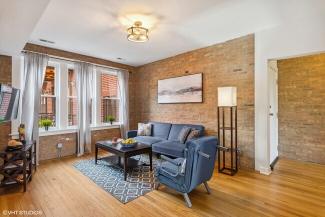 Living Room - 5915 N Paulina St