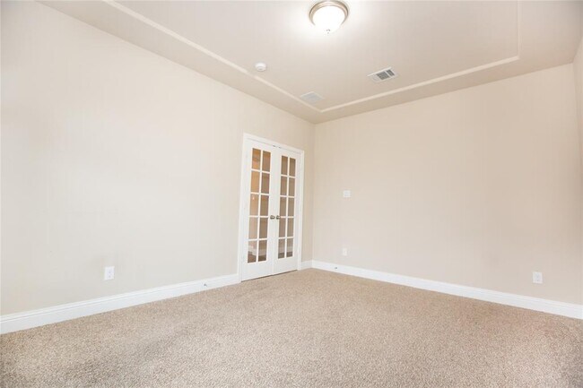 Building Photo - 2100 Miramar Dr
