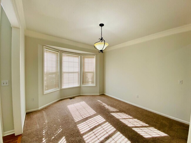 Foto del edificio - {15808} Hampton Place Two Story Home + Finished Basement + Three Car Garage + Blue Valley HS