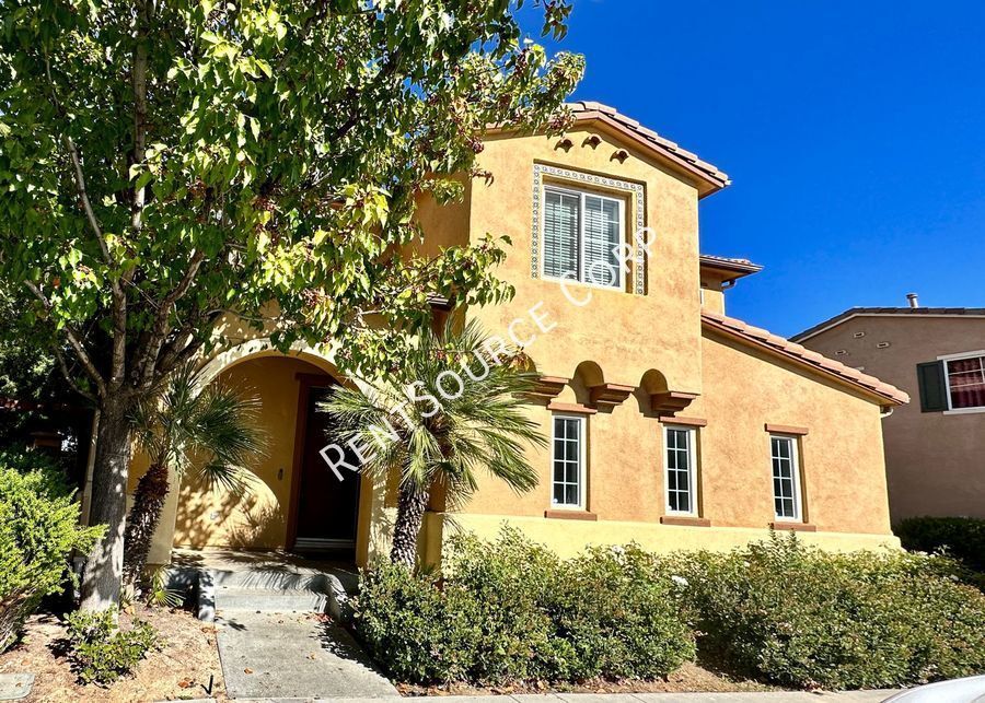 Beautiful 4 Bedroom (Full Bed/Bath Downsta... House Rental in