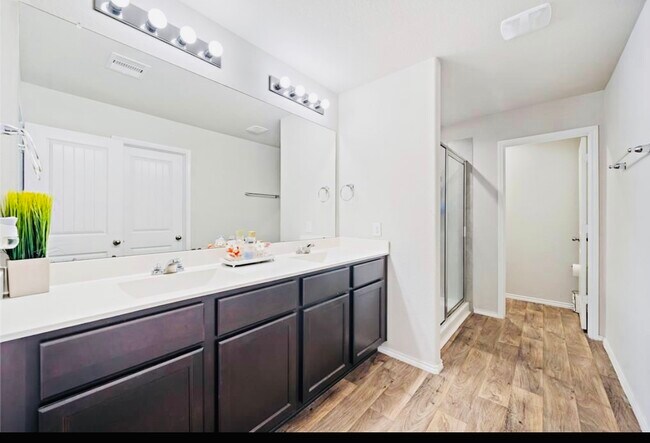 Foto del edificio - 519 Green Clover Ln