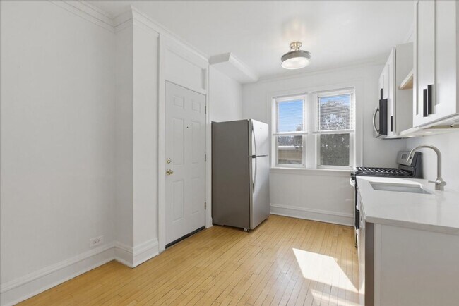 Foto del edificio - Large One Bedroom in Andersonville