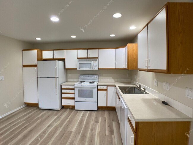 Foto del edificio - Bright 3 BR - 3 BA Townhouse in Redmond