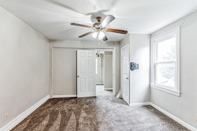 Building Photo - Prime Convenience: 2Bed/2 Bath; Cozy Retre...