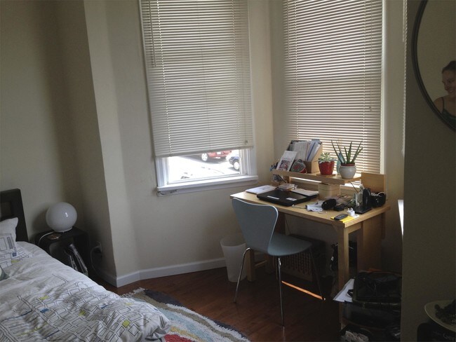 Building Photo - 121 Sumac St