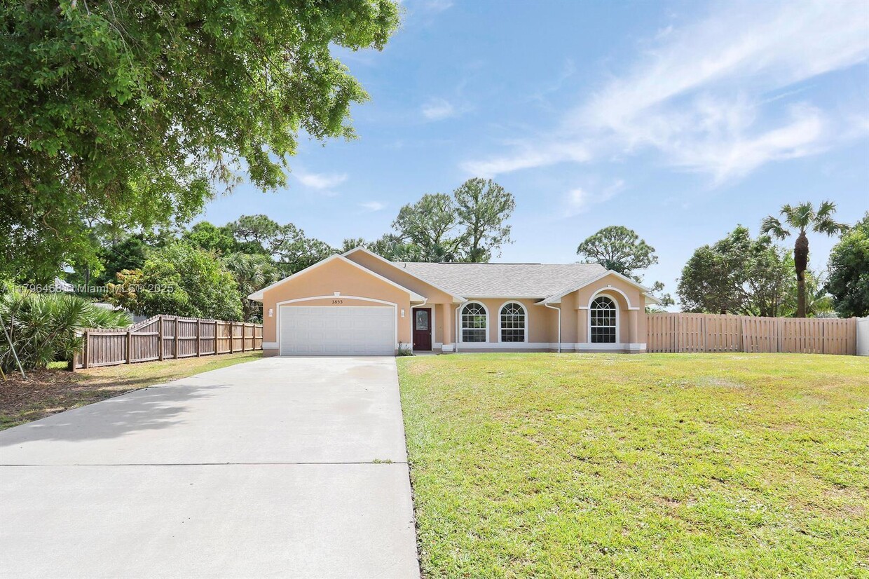 Primary Photo - 2853 SW East Louise Cir