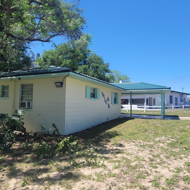 Building Photo - 706 N Crooked Lake Dr