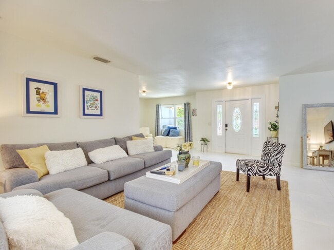 Building Photo - 218 S Sequoia Dr