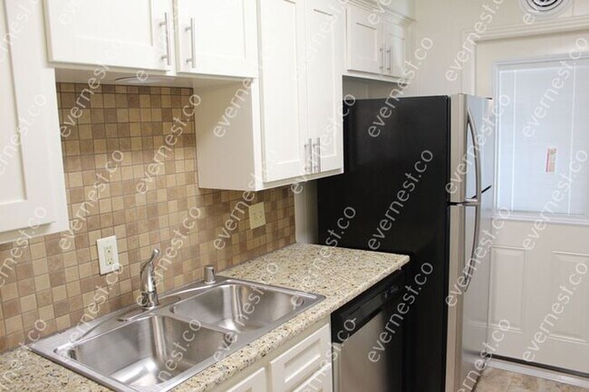 Building Photo - 2 BED & 1 BATH / NO PETS / NO S8