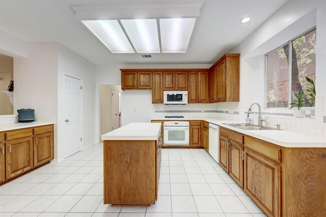 Building Photo - 6516 Clairmont Dr