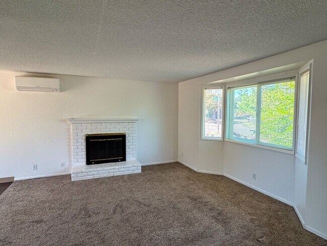 Foto del edificio - 3 Bedroom Duplex off Gilham Rd.