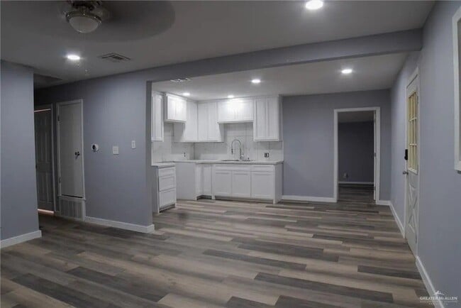 Building Photo - 210 E Hurst St
