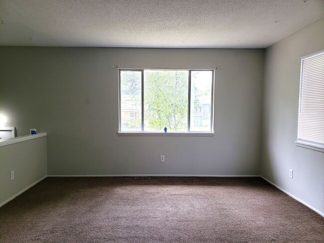 Building Photo - Large 4 bed / 2 bath house for rent