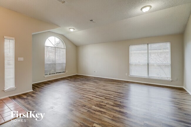 Foto del edificio - 912 Winterbury Ct