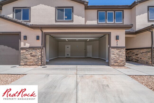 Building Photo - 4 Bedroom, 2.5 Bathroom Townhome in Hurric...