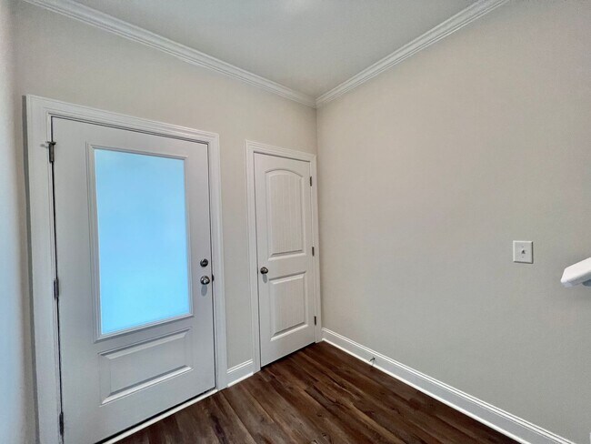 Foto del edificio - Stunning 3BD, 3BA End Unit Raleigh Townhome on a Corner Lot with High End Features in an HOA Comm...