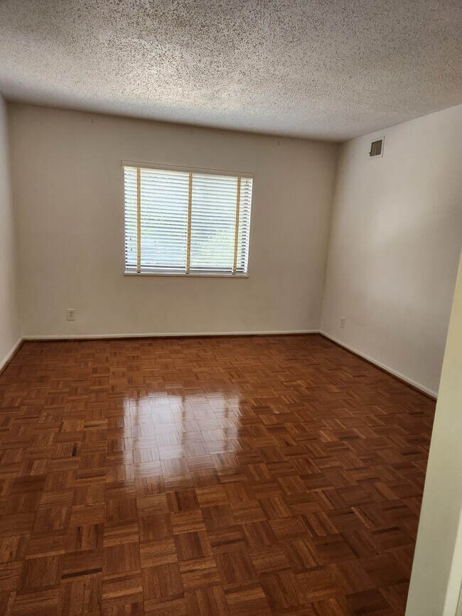 Bedroom #1 - 1600 N Oak St