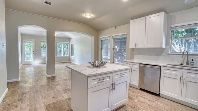 Foto del edificio - 711 House Creek Dr